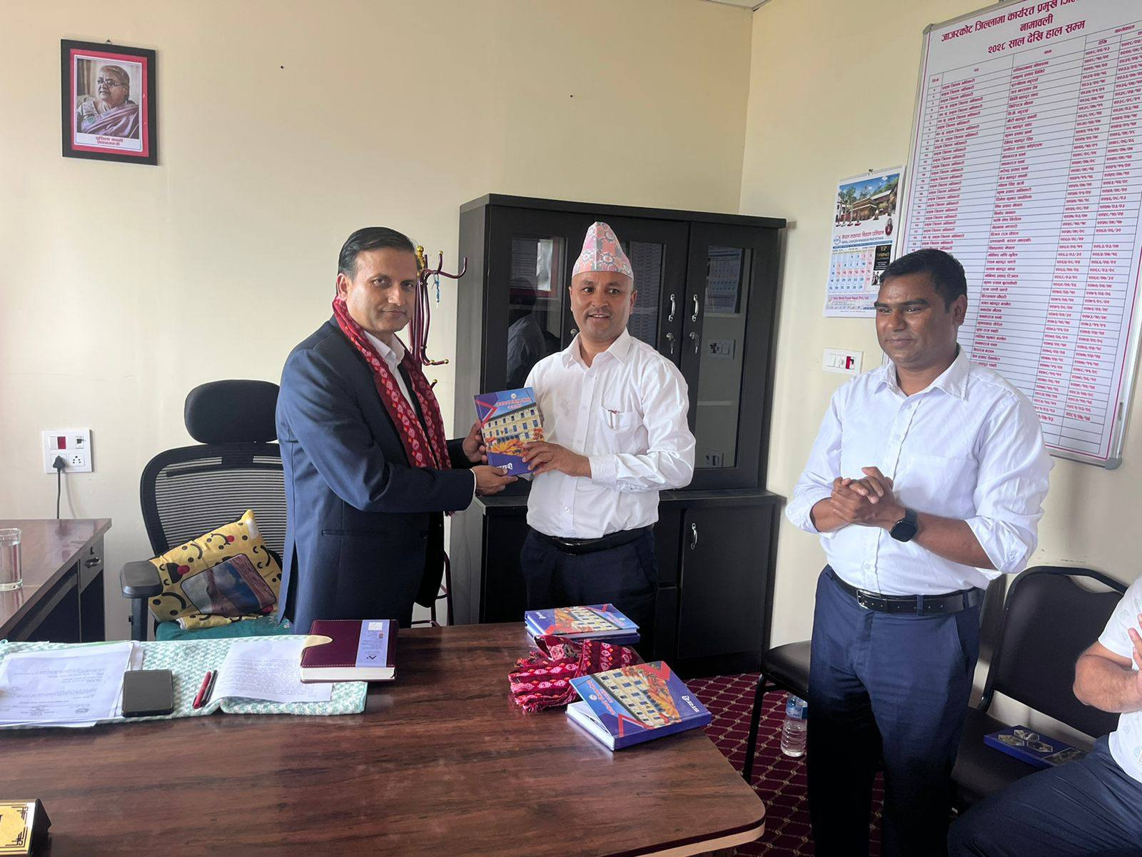 श्रीमान् प्रमुख जिल्ला अधिकारीज्यूलाई कर्मचारी मिलन केन्द्र, जाजरकोटद्वारा स्वागत कार्यक्रम तथा जिल्लास्थित सरकारी कार्यालयका कार्यालय प्रमुखहरूको नियमित मासिक बैठक । ( मिति २०८२ असोज ०२ गते ।)